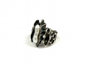 Incredible Modernist Silver ring with a fresh water pearl - stamped sterling -size 3.75 $130