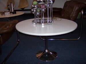 Fabulous vintage Saarinen style tulip end table -(SOLD)
