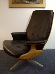 Very Handsome Mid-century modern teak/vinyl lounge chair manufactured by Heywood Wakefield Company - USA - Excellent condition - this chair has it all - design/comfort and function - (SOLD)